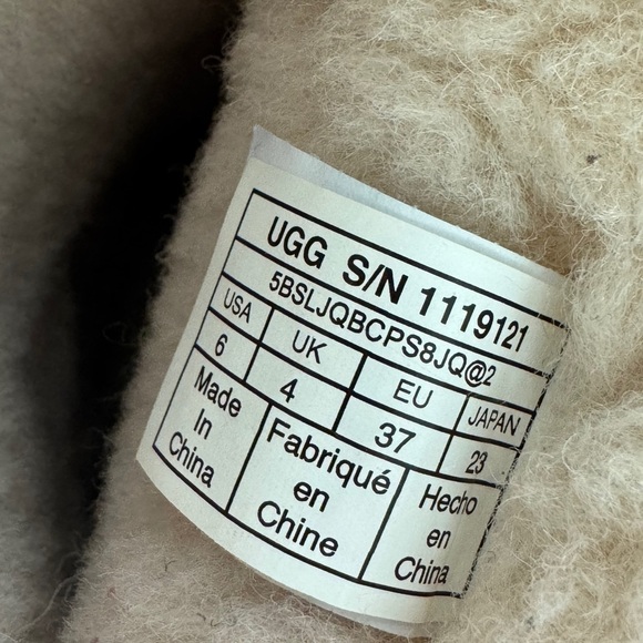 UGG Classic Short Embossed Logo Sz: 6 - Picture 9 of 11